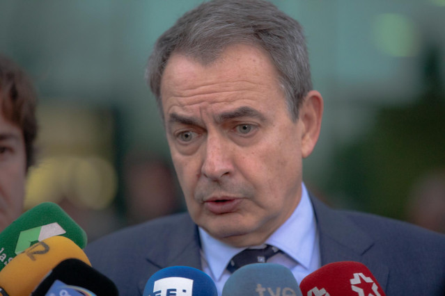 El expresidente del Gobierno José Luis Rodríguez Zapatero, atiende a los medios de comunicación tras un minuto de silencio por las mujeres asesinadas, y antes de la presentación de la 'Plataforma de Hombres Feministas' de Fuenlabrada, una iniciativa que é