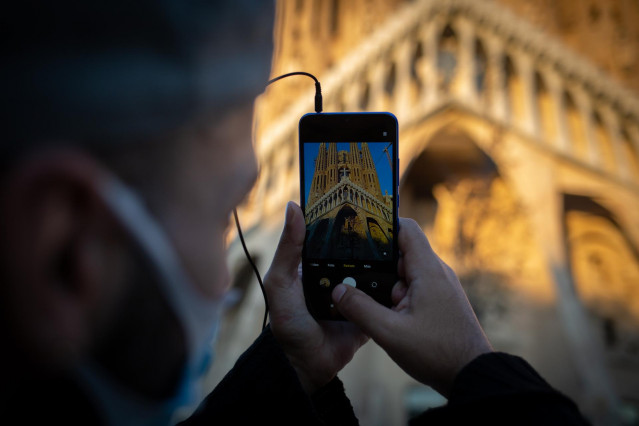 Un hombre hace fotos a la Sagrada Familia, en Barcelona, Catalunya (España), a 16 de noviembre de 2020.