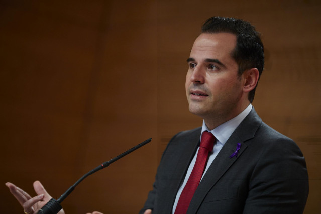 El vicepresidente, consejero de Deportes, Transparencia y portavoz, Ignacio Aguado, interviene en una rueda de prensa convocada posterior a la reunión del Consejo de Gobierno de la Comunidad en la Real Casa de Correos, en Madrid, (España), a 25 de noviemb