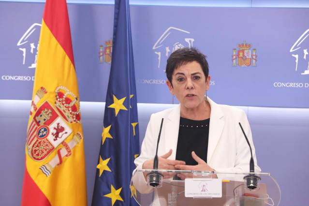 La portavoz parlamentaria de Bildu, Mertxe Aizpurua, en una rueda de prensa