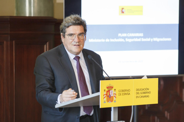 El ministro de Inclusión, Seguridad Social y Migraciones, José Luis Escrivá, interviene durante una rueda de prensa posterior a su visita al Centro de Salvamento Marítimo y el nuevo edificio de Capitanía Marítima, en Las Palmas de Gran Canaria, Gran Canar