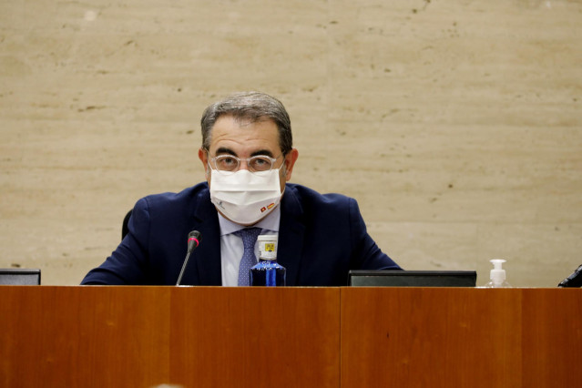 El consejero de Sanidad, Jesús Fernández Sanz, en la Comisión de Economía de las Cortes.