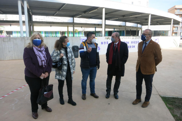 El presidente de Aragón, Javier Lambán, durante su visita al colegio San Jorge de Zaragoza.