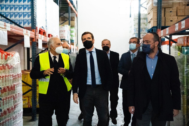 El líder del PP, Pablo Casado, y el presidente del PP catalán, Alejandro Fernández, en una visita al Banco de Alimentos de Tarragona.