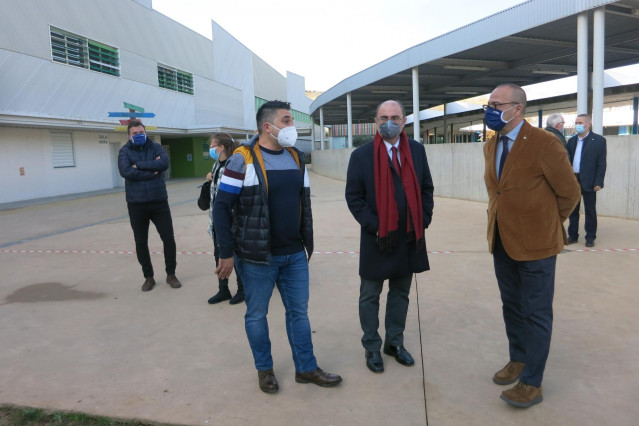 El presidente de Aragón, Javier Lambán, durante su visita al colegio público San Jorge de Zaragoza.