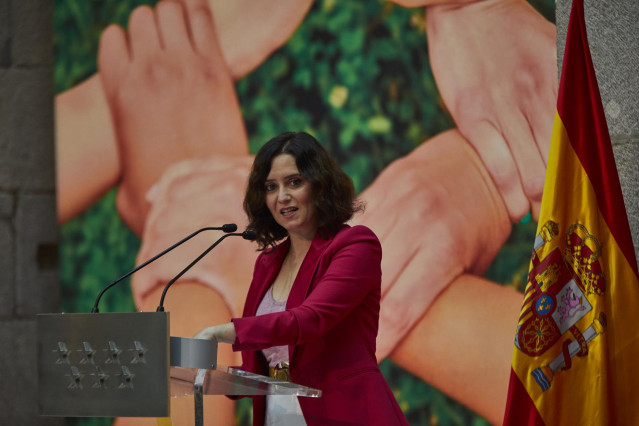 La presidenta de la Comunidad de Madrid, Isabel Díaz Ayuso, interviene durante el acto de entrega de los Premios Talento Joven-Carné Joven, en Madrid (España), a 30 de noviembre de 2020. Estos galardones tienen como objetivo apoyar la trayectoria de jóven