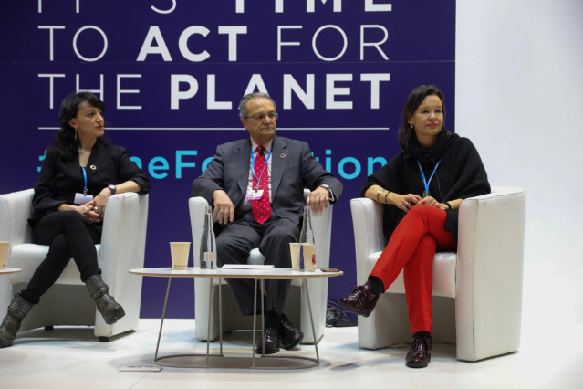 (i-d) La asesora ejecutiva de Ecodes y analista política, Cristina Monge; el secretario de Estado de Cooperación Internacional y para Iberoamérica, Juan Pablo de Laiglesia; la presidenta de la Red Española para el Desarrollo Sostenible y exministra de San
