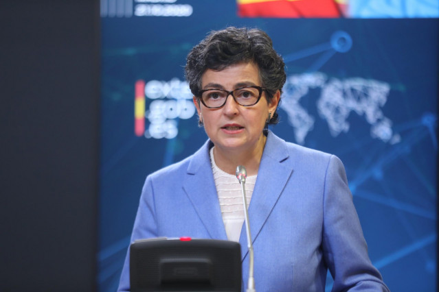 La ministra de Asuntos Exteriores, Unión Europea y Cooperación, Arancha González Laya, ofrece una rueda de prensa tras acoger la visita de su homólogo el ministro de Asuntos Exteriores luxemburgués, Jean Asselborn, en el Palacio de Viana, Madrid (España),