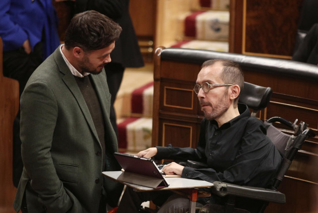 El portavoz de ERC en el Congreso, Gabriel Rufián (izq) y el portavoz de Unidas Podemos, Pablo Echenique