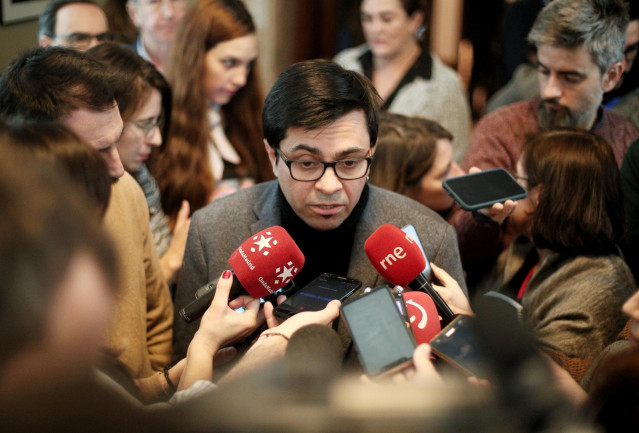 El secretario primero de la Mesa del Congreso, Gerardo Pisarello, atiende a los medios de comunicación al acabar la reunión de la Mesa del Congreso de los Diputados, en Madrid (España), a 15 de enero de 2020.