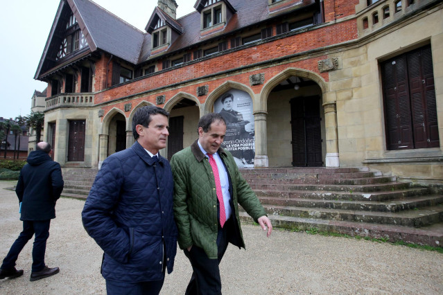 El concejal de Barcelona Pel Canvi y exprimer ministro de Francia, Manuel Valls (izq), y el hijo del dirigente socialista Fernando Múgica, asesinado por ETA, José María Múgica (dech), a su llegada al Palacio de Miramar para la presentación de la exposició