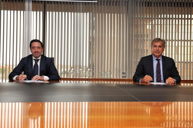 (Izquierda A Derecha) Alberto Del Cid, Consejero Delegado De Inversis, Y Diego López Abellán, Director De Servicios Financieros De Accenture, Durante La Firma De Un Acuerdo.