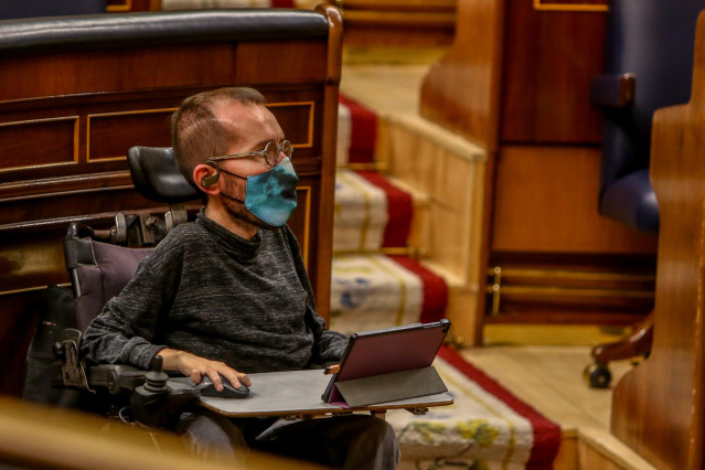 La portavoz parlamentaria de Unidas Podemos, Pablo Echenique, durante una sesión plenaria en el Congreso de los Diputados, en Madrid (España), a 30 de noviembre de 2020.