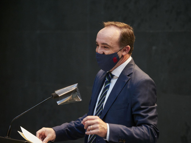 El portavoz de Navarra Suma, Javier Esparza, durante su comparecencia en un pleno en el Parlamento foral, en Pamplona, Navarra (España), a 22 de octubre de 2020. Hoy ha comenzado el confinamiento perimetral de toda la Comunidad y se ha decretado el cierre