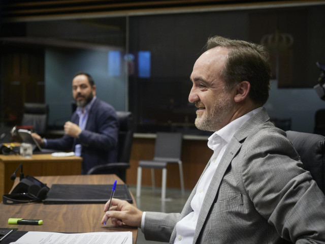 El portavoz de Navarra Suma, Javier Esparza, en primer plano, y tras él el portavoz del PSN, Ramón Alzórriz, en la Mesa y Junta de Portavoces del Parlamento de Navarra este lunes 22 de junio de 2020.