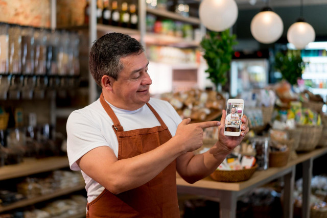 El dueño de una pyme de alimentación muestra un sistema para vender online sus productos.
