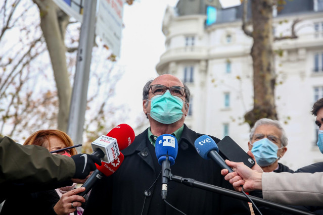 El portavoz del PSOE en la Comunidad de Madrid, Ángel Gabilondo, atiende a los medios durante una manifestación de la Marea Blanca en defensa de la sanidad pública en Madrid (España), a 29 de noviembre de 2020. Un total de trece organizaciones se han unid