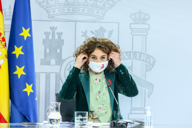 La ministra portavoz y de Hacienda, María Jesús Montero, comparece en rueda de prensa tras el Consejo de Ministros celebrado en Moncloa (Madrid), a 1 de diciembre de 2020.
