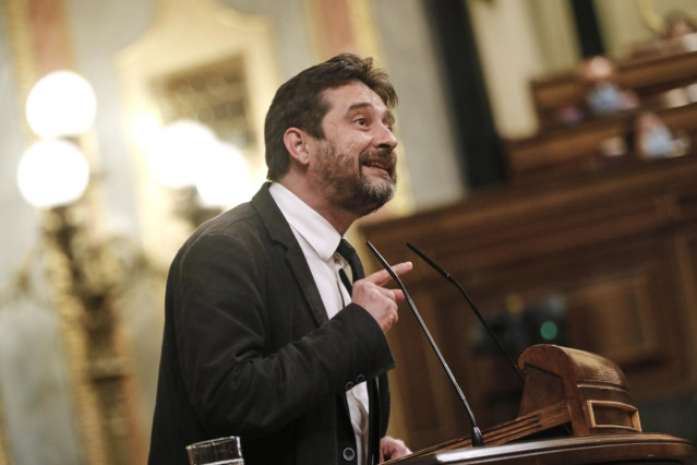 El diputado de Unidas Podemos Rafa Mayoral durante su intervención en una sesión plenaria en el Congreso