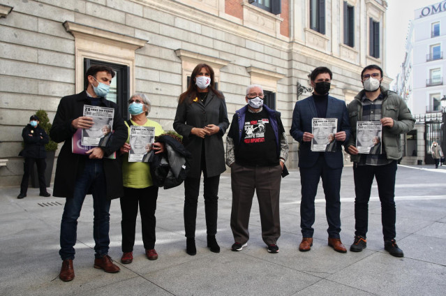 El presidente de Unidas Podemos en el Congreso, Jaume Asens (1i), la portavoz de JxCat en el Congreso, Laura Borrás (3i), el padre del difunto Pedro Álvarez (3d), el portavoz de ERC, Gabriel Rufián (2d) y el diputado de la CUP, Albert Botran (1d).