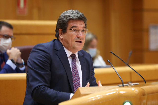 El ministro de Inclusión, Seguridad Social y Migraciones, José Luis Escrivá, interviene durante una sesión de control al Gobierno en el Senado, en Madrid (España), a 22 de septiembre de 2020. El Ejecutivo responde, entre otras, a cuestiones relacionadas c