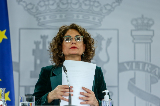 La ministra portavoz y de Hacienda, María Jesús Montero, comparece en rueda de prensa tras el Consejo de Ministros celebrado en Moncloa (Madrid), a 1 de diciembre de 2020.
