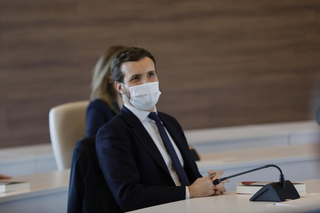 El presidente del PP, Pablo Casado, durante la Inauguración del Hospital Isabel Zendal, nuevo recurso de la sanidad pública madrileña, en Madrid (España), a 1 de diciembre de 2020. En la imagen, un ejemplar del libro de Javier Moro ‘A flor de piel’, una o
