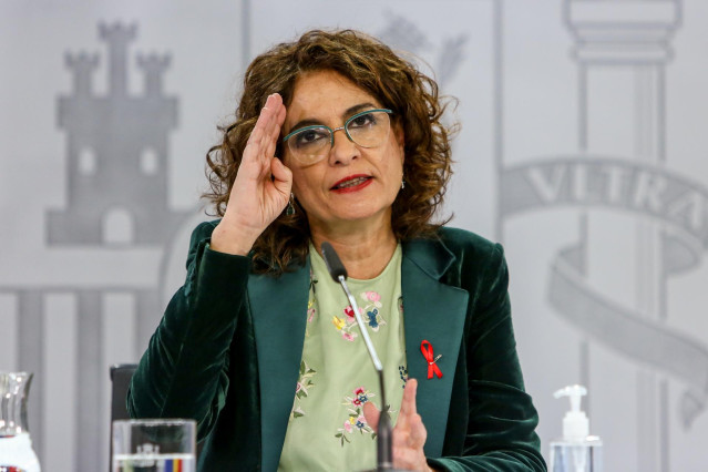 La ministra portavoz y de Hacienda, María Jesús Montero, comparece en rueda de prensa tras el Consejo de Ministros celebrado en Moncloa (Madrid), a 1 de diciembre de 2020. La reunión se ha producido mientras en el Congreso se debate la fase final del Proy