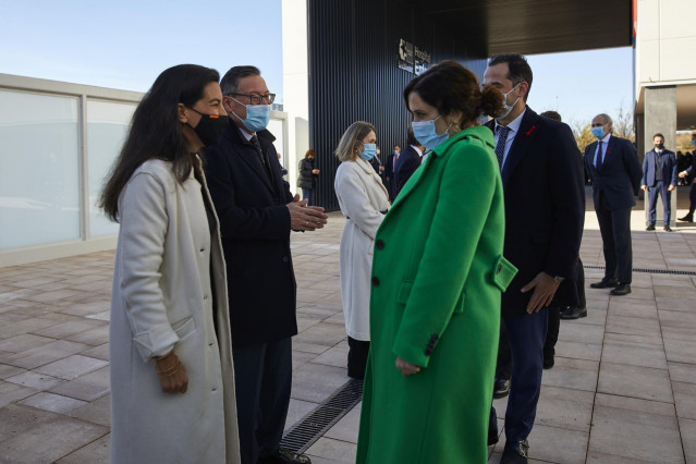 La presidenta de la Comunidad de Madrid, Isabel Díaz Ayuso (d) saluda a la portavoz de Voz en la Asamblea de Madrid, Rocío Monasterio, durante la inauguración del Hospital Isabel Zendal, nuevo recurso de la sanidad pública madrileña, en Madrid (España), a