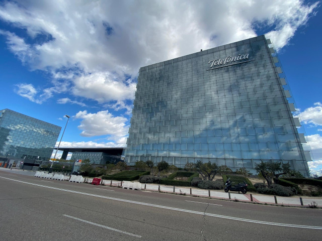 Edificio donde se encuentra la sede de Telefónica ubicada en Ronda de la comunicación, Madrid (España)