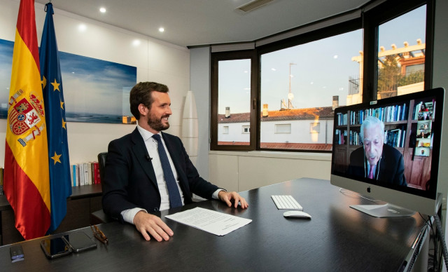 El presidente del PP, Pablo Casado, conversa con  el Premio Nobel Mario Vargas Llosa durante su intervención en el XIII Foro Atlántico En Madrid, a 1 de diciembre de 2020.