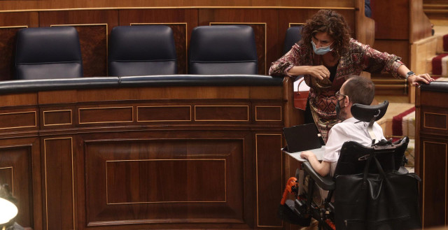 La ministra portavoz y de Hacienda, María Jesús Montero, conversa con el portavoz de Unidas Podemos en el Congreso, Pablo Echenique, en el Congreso