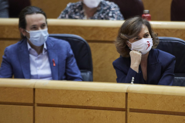 El vicepresidente segundo del Gobierno, Pablo Iglesias (i) y la vicepresidenta primera, Carmen Calvo (d), durante una sesión de control al Gobierno en el Senado