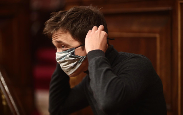 El diputado de Más País en el Congreso, Íñigo Errejón, se pone la mascarilla tras intervenir durante una sesión plenaria en la Cámara Baja, en Madrid (España), a 1 de diciembre de 2020.