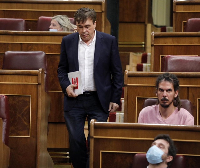 El diputado de Teruel Existe y presidente de la formación, Tomás Guitarte, momentos antes de una intervención en el Congreso
