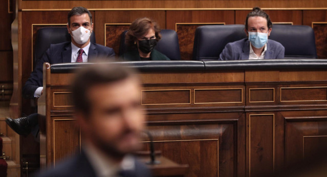 (I-D) El presidente del Gobierno, Pedro Sánchez; la vicepresidenta primera, Carmen Calvo; y el vicepresidente segundo del Gobierno, Pablo Iglesias, durante la intervención del presidente del PP, Pablo Casado, en el Congreso el 22 de octubre