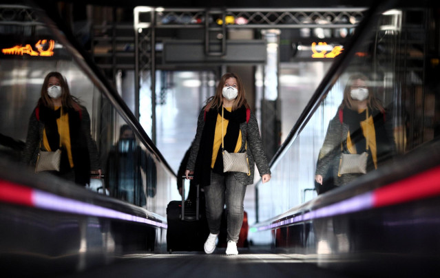 Una pasajera con maleta en la terminal T4 del Aeropuerto de Madrid-Barajas Adolfo Suárez, en Madrid (España).
