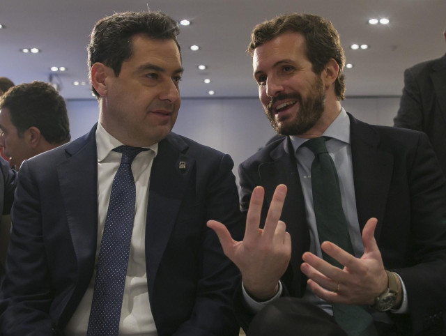 El presidente de la Junta de Andalucía, Juanma Moreno, junto al presidente nacional del PP, Pablo Casado. En Sevilla, a 30 de enero de 2020.