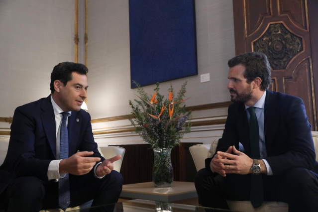Juanma Moreno (i) y Pablo Casado, en una fotografía de archivo