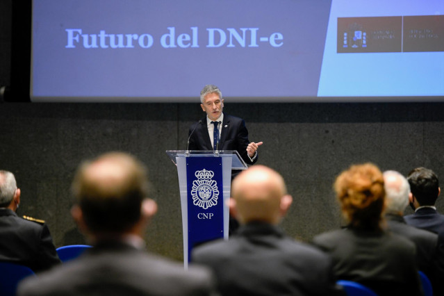 El ministro del Interior, Fernando Grande-Marlaska, interviene durante la presentación del libro conmemorativo del 75 aniversario del DNI