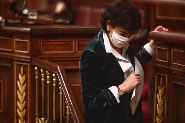 La ministra de Educación y Formación Profesional, Isabel Celaá, desciende de la tribuna de oradores tras finalizar su intervención durante una sesión plenaria en el Congreso