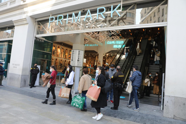 Transeúntes pasan al lado del Primark de Gran Vía, en Madrid, (España),
