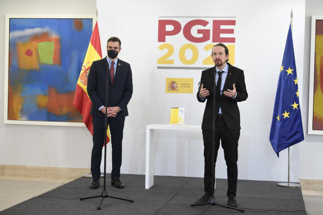 El vicepresidente segundo y ministro de Derechos Sociales y Agenda 2030, Pablo Iglesias, junto al presidente del gobierno, Pedro Sánchez, interviene durante la presentación de las claves de los Presupuestos Generales del Estado (PGE) 2021.
