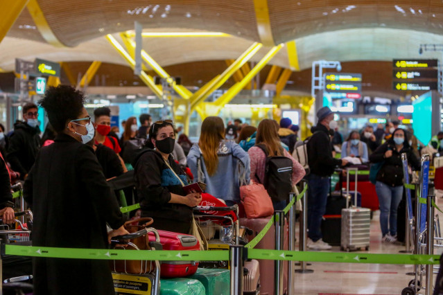 Filas de pasajeros esperan para dejar su maleta antes de embarcar en el avión en la T4 del Aeropuerto Adolfo Suárez Madrid-Barajas.