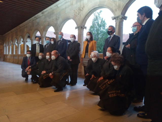 La ministra de Industria, Comercio y Turismo, Reyes Maroto, tras su visita al Parador de San Marcos acompañada de otras autoridades de la Comunidad y la ciudad.