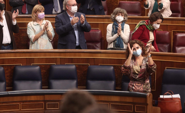 La ministra portavoz y de Hacienda, María Jesús Montero, aplaude en el Congreso de los Diputados tras superar el debate de totalidad a los Presupuestos de 2021