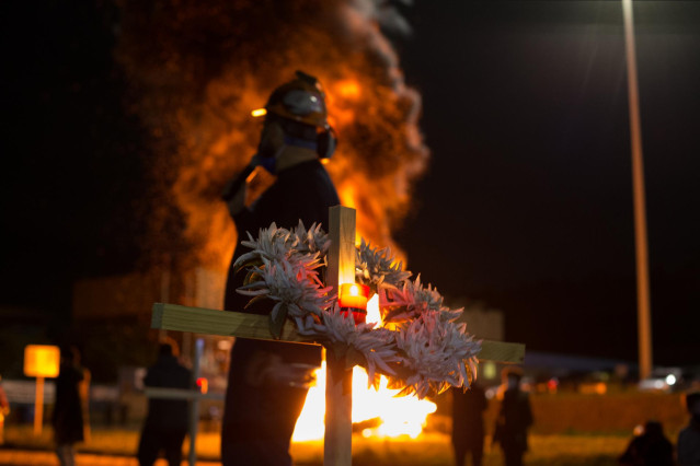 Un trabajador participa en un velatorio nocturno simbólico convocado por la fábrica de Alcoa, en  en San Cibrao, A Mariña, Lugo, Galicia (España), a 28 de noviembre de 2020. La concentración se produce como signo de protesta por los 524 trabajadores que p
