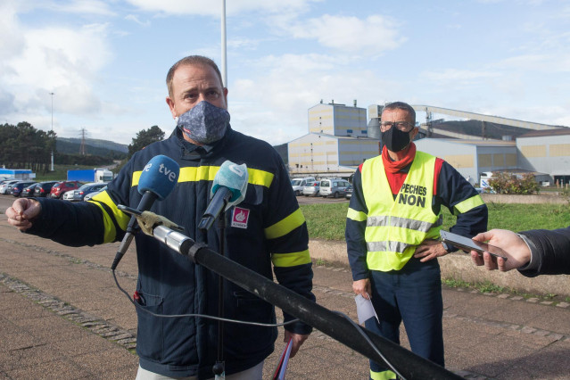El presidente del comité de Alcoa, José Antonio Zan, interviene en una rueda de prensa convocada ante los medios en San Cibrao
