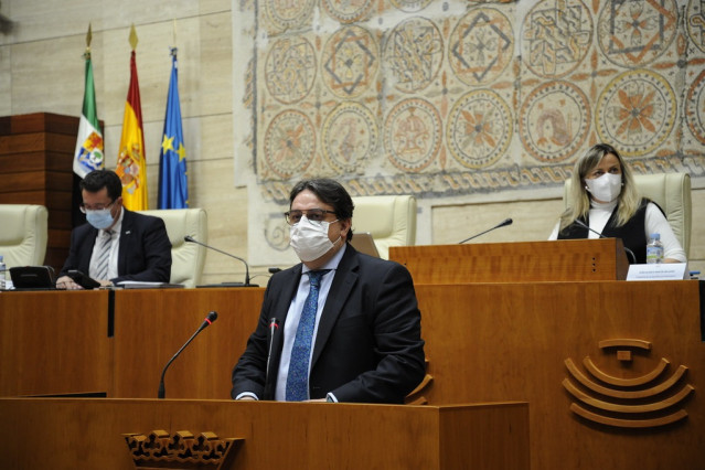El vicepresidente segundo y consejero de Sanidad y Servicios Sociales de la Junta de Extremadura, José María Vergeles, en su comparecencia en la Asamblea para informar sobre la situación de la Covid-19 en la región