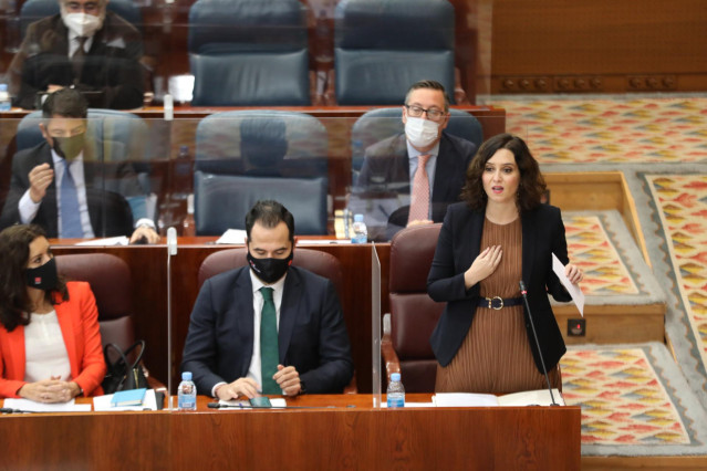 La presidenta de la Comunidad de Madrid, Isabel Díaz Ayuso (d), acompañada del vicepresidente, Ignacio Aguado (i), interviene durante una sesión plenaria en la Asamblea de Madrid (España), a 3 de diciembre de 2020. La Asamblea leva a debate en el Pleno de